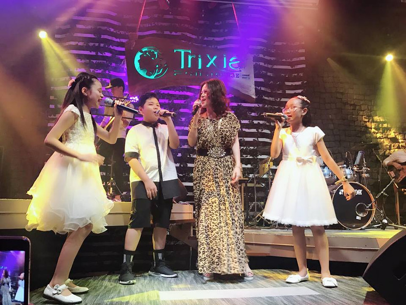 Thùy Vân Tik Tik Tak "cháy" hết mình cùng học trò trong đêm nhạc thiện nguyện ảnh 2