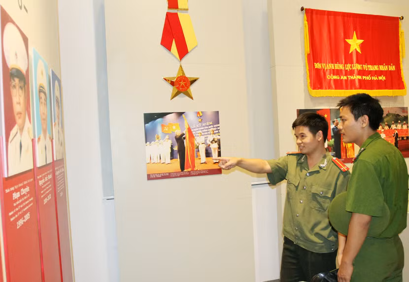 Trung úy Đỗ Tiến Tưởng - CAH Thanh Oai: Kho sử đồ sộ, trực quan và sinh động Tôi từng tham quan một số bảo tàng của ngành công an nhưng đây là bảo tàng gây cho tôi ấn tượng mạnh nhất. Các bài trí hiện đại, tinh tế. Hiện vật đa dạng, có giá trị cao giúp cá nhân tôi hiểu hơn về chặng đường phát triển vẻ vang của Công an Hà Nội, hiểu hơn về những chiến công cũng như hy sinh thầm lặng của các thế hệ cha anh, cũng như các đồng đội hiện đang từng ngày, từng giờ giữ gìn sự bình yên của Thủ đô và nhân dân. Trung úy Đỗ Tiến Tưởng (bên trái) cùng đồng đội tham quan bảo tàng Công an Hà Nội Anh Lã Hồng Cường (huyện Nga Sơn, Thanh Hóa): Kích thích mọi giác quan Đến tham quan bảo tàng, tôi được các hướng dẫn viên nhiệt tình dẫn tới tất cả các phòng trưng bày, được nghe nhiều câu chuyện thú vị, xúc động xung quanh các bức ảnh, hiện vật. Anh Lã Hồng Cường (áo trắng) tham quan chiếc xe sidecar Tại đây, tôi rất ấn tượng với nhiều hiện vật như chiếc xe sidecar - phương tiện phổ biến của Công an Hà Nội những năm 1970-1980; hung khí do lực lượng 141 thu giữ; trang phục Công an Hà Nội qua các thời kỳ... hay những bức ảnh lịch sử quý giá trong chặng đường đấu tranh, trấn áp tội phạm của lực lượng Công an Thủ đô. Điểm thú vị nữa là được xem các phóng sự về quá trình truy bắt tội phạm, bắt giữ đối tượng vi phạm, tang vật vụ án... phát liên tục trên các màn hình ở phòng trưng bày tầng 1. Đi một vòng quanh bảo tàng, mọi giác quan đều như bị kích thích, cuốn hút người xem.