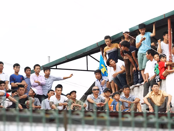 Người Thanh Hóa leo nóc nhà xem Công Phượng thi đấu ảnh 9