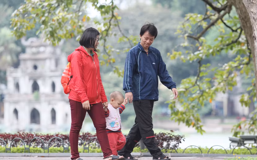 Chùm ảnh: Người Hà Nội co ro trong gió lạnh đầu mùa ảnh 15