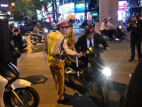 Xưng ‘Vụ trưởng Vụ học sinh, sinh viên khi bị đo nồng độ cồn’: Bộ Giáo dục nói người vi phạm là mạo danh ảnh 1 Xưng ‘Vụ trưởng Vụ học sinh, sinh viên khi bị đo nồng độ cồn’: Bộ Giáo dục nói người vi phạm là mạo danh ảnh 1