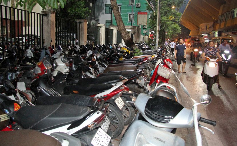 Chấp nhận bị "chém đẹp" tiền gửi xe để được vào xem Hà Nội đấu HAGL ảnh 2