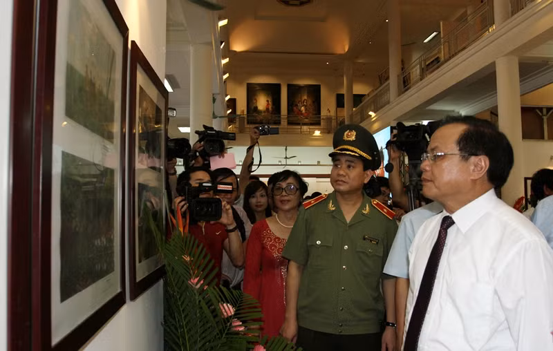 Sức hút ở triển lãm ảnh "Công an Hà Nội vì nhân dân phục vụ - Vì Thủ đô bình yên" ảnh 3