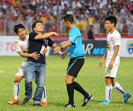 Đề nghị treo còi vĩnh viễn trọng tài thổi 11m "tưởng tượng" Hà Anh Chiến ảnh 3