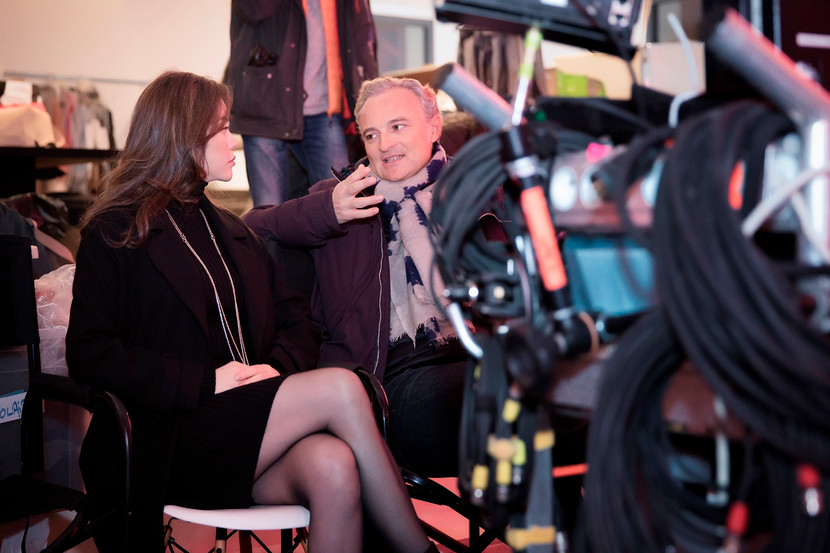 Lý Nhã Kỳ làm việc tại phim trường miền Nam nước Pháp ảnh 1