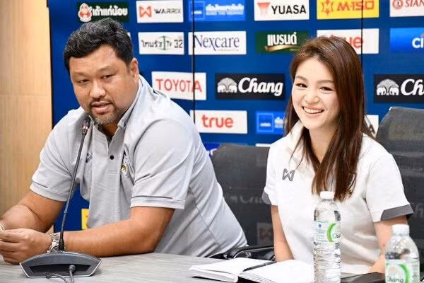 LĐBĐ Thái Lan hành xử khó tin với nữ trưởng đoàn xinh đẹp ảnh 2