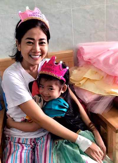 Rớt nước mắt khi con gái nhỏ gặp Mai Phương trong bệnh viện ảnh 2