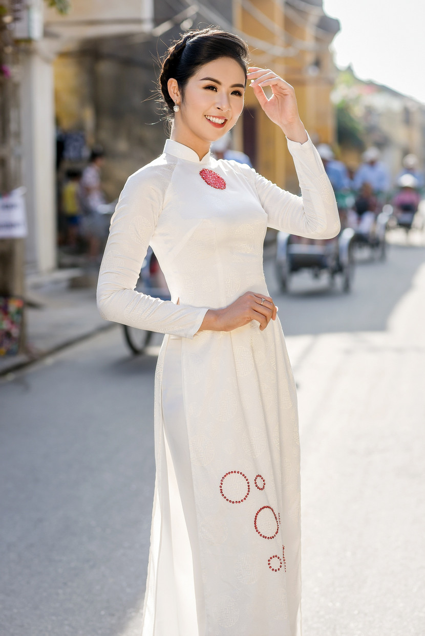 Hoa hậu Ngọc Hân thiết kế áo dài lấy cảm hứng từ cuộc đời Đức Phật Thích Ca ảnh 5 Hoa hậu Ngọc Hân thiết kế áo dài lấy cảm hứng từ cuộc đời Đức Phật Thích Ca ảnh 5