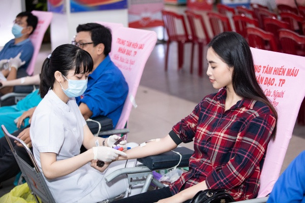 Hoa hậu Tiểu Vy hiến máu, nhảy "Vũ điệu rửa tay" kêu gọi phòng chống dịch Covid-19 ảnh 4