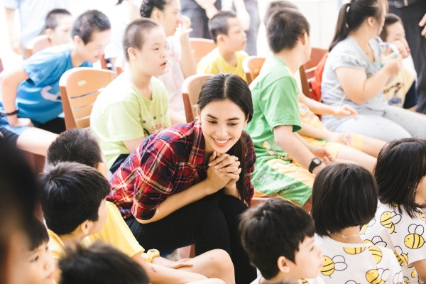 Hoa hậu Tiểu Vy hiến máu, nhảy "Vũ điệu rửa tay" kêu gọi phòng chống dịch Covid-19 ảnh 6