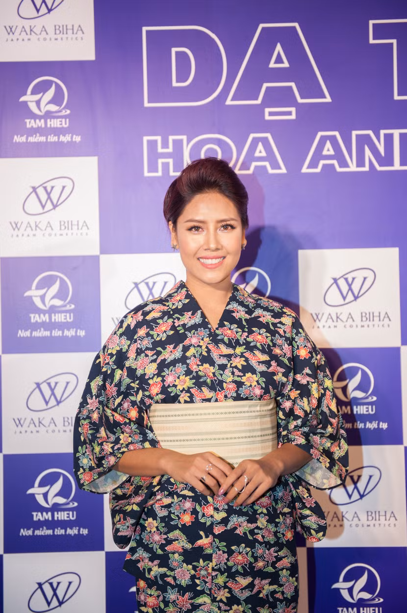 Dàn "sao" đẹp lạ trong trang phục Kimono ảnh 10