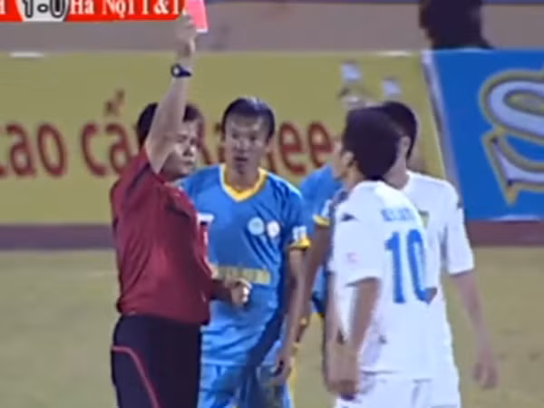 Video: Văn Quyết bị đuổi khỏi sân sau khi đẩy ngã trọng tài ảnh 1