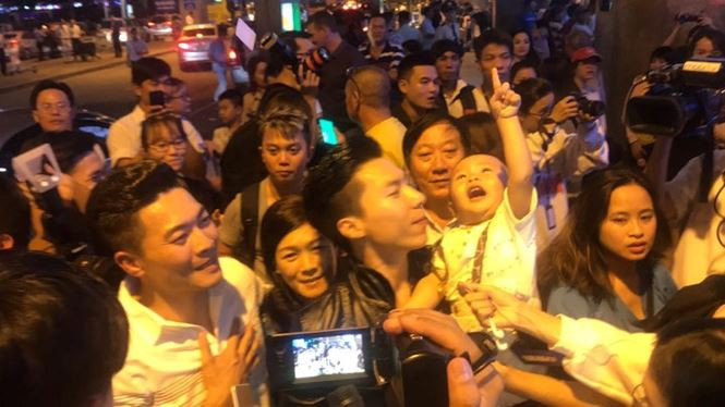 Hai anh em Cơ Nghiệp được chào đón nồng nhiệt tại sân bay