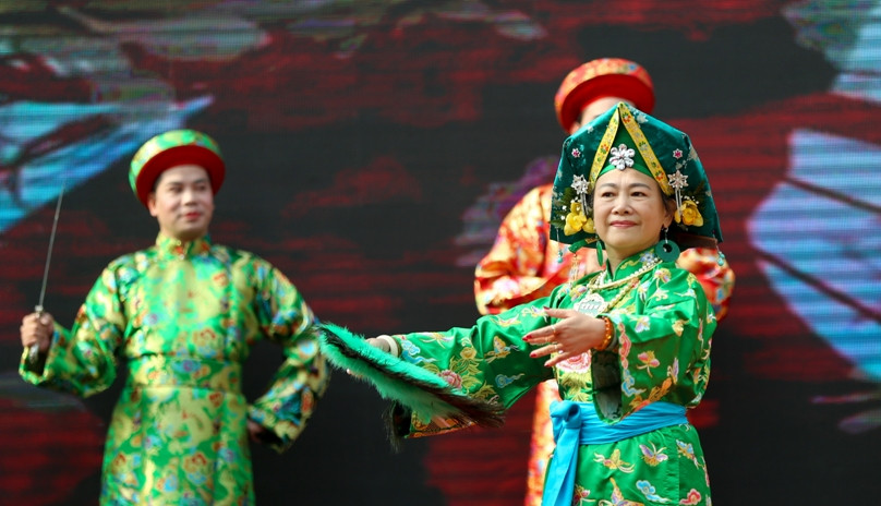 Trình diễn thực hành nghi thức hầu đồng trước hàng nghìn du khách ảnh 10