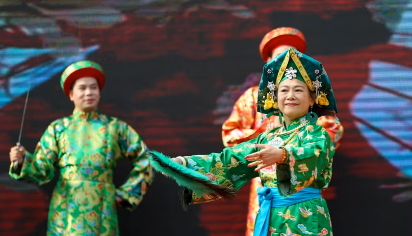 Trình diễn thực hành nghi thức hầu đồng trước hàng nghìn du khách ảnh 10