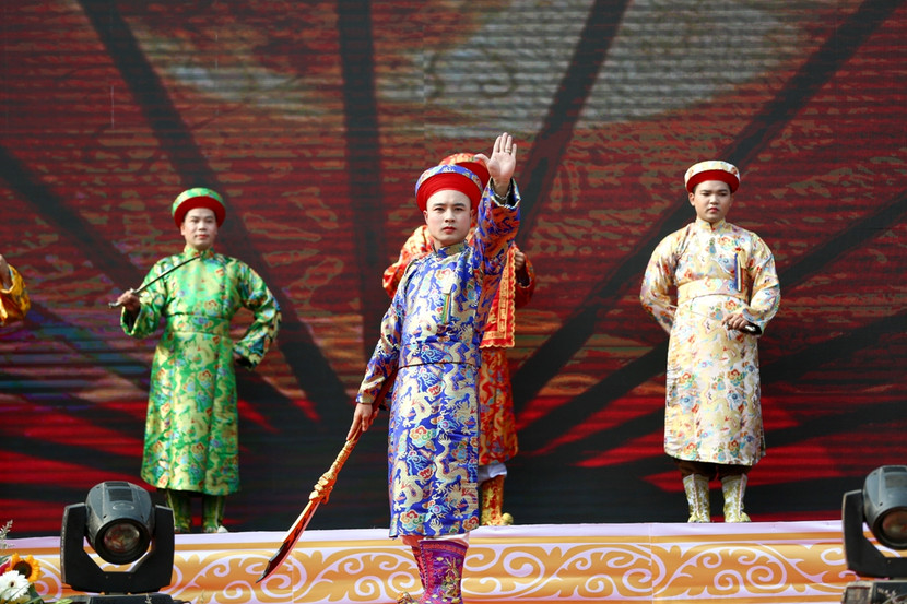 Trình diễn thực hành nghi thức hầu đồng trước hàng nghìn du khách ảnh 9