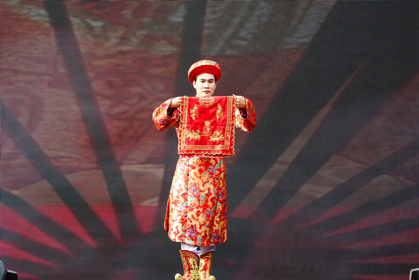 Trình diễn thực hành nghi thức hầu đồng trước hàng nghìn du khách ảnh 8