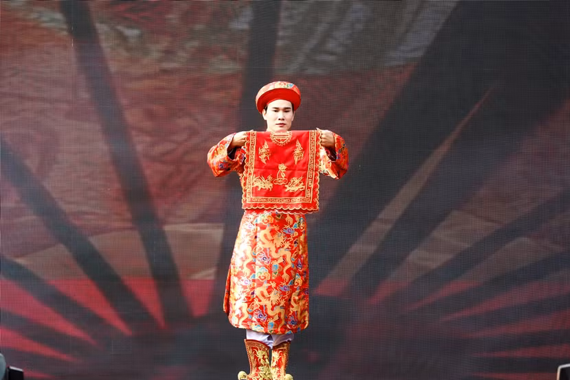 Trình diễn thực hành nghi thức hầu đồng trước hàng nghìn du khách ảnh 8