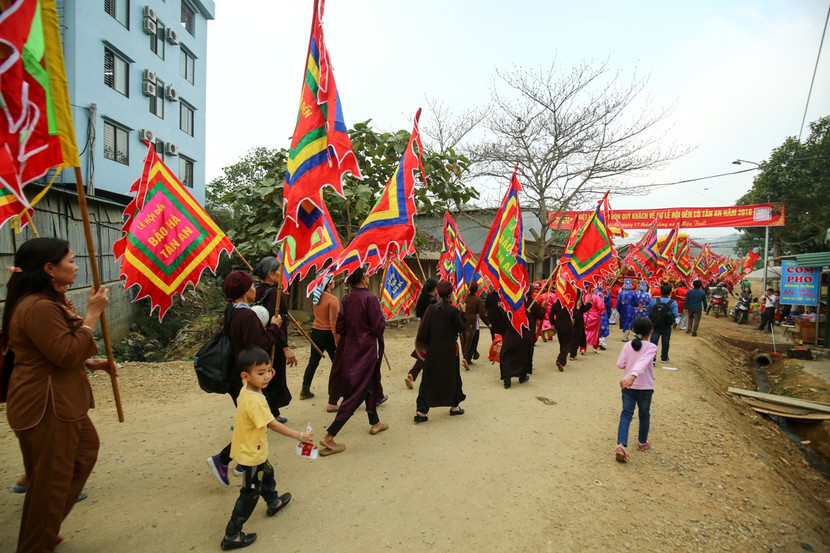 Trình diễn thực hành nghi thức hầu đồng trước hàng nghìn du khách ảnh 6