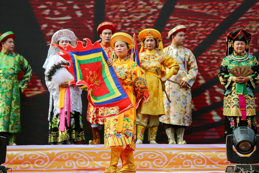 Trình diễn thực hành nghi thức hầu đồng trước hàng nghìn du khách ảnh 7