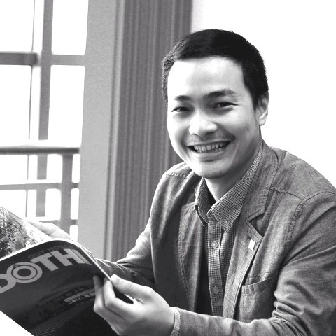 KTS Lê Việt Hà: Tránh việc làm hình thức Việc xin ý kiến chuyên gia và người dân là một trong các bước để một mẫu thiết kế có phối cảnh không gian bước ra thực tế. Tuy vậy, lâu nay, việc trang trí cho Hà Nội đã bỏ qua một khâu quan trọng của quy trình. Vì thế, trước thay đổi của Sở VH-TT Hà Nội nhằm phục vụ nhân dân tốt hơn, làm thành phố đẹp hơn trong mắt mọi người, tôi đánh giá cao động thái này của cơ quan chức năng. Tuy vậy, tôi cho rằng, ý tưởng tốt đã đành nhưng thực hiện và làm cho hiệu quả mới thực sự đáng nói. Tôi mong muốn Sở VH-TT Hà Nội sẽ tìm ra cách làm tốt nhất để người dân được tiếp cận thông tin từ cuộc thi, được lắng nghe các tác giả trình bày ý tưởng và ý kiến chuyên gia đánh giá để đưa đến quyết định cuối cùng. Chỉ như thế, cuộc vận động thiết kế các hình thức tuyên truyền phục vụ nhiệm vụ chính trị và trang trí thành phố Hà Nội năm 2016 mới thực sự có hiệu quả.