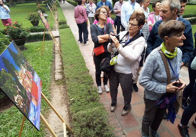 Nhầm lẫn về tác quyền, sách ảnh "Thu vọng nguyệt" lùi thời gian phát hành ảnh 2 Nhầm lẫn về tác quyền, sách ảnh "Thu vọng nguyệt" lùi thời gian phát hành ảnh 2