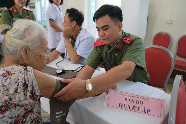 Trao tặng 340 suất quà tới người già neo đơn, trẻ em có hoàn cảnh đặc biệt khó khăn ảnh 1