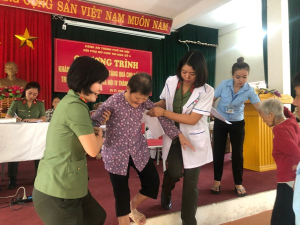 Trao tặng 340 suất quà tới người già neo đơn, trẻ em có hoàn cảnh đặc biệt khó khăn ảnh 3