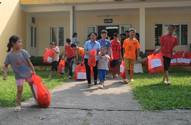 Trao tặng 340 suất quà tới người già neo đơn, trẻ em có hoàn cảnh đặc biệt khó khăn ảnh 4