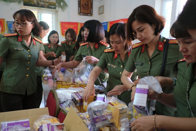 Trao tặng 340 suất quà tới người già neo đơn, trẻ em có hoàn cảnh đặc biệt khó khăn ảnh 2