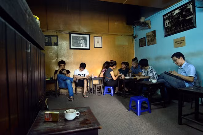 Đưa nhau "đi trốn" ở các quán cà phê độc đáo của Hà Nội ảnh 1