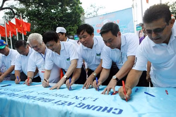 Sôi nổi giải chạy Báo Hà Nội mới - Vì hòa bình năm 2015 ảnh 3