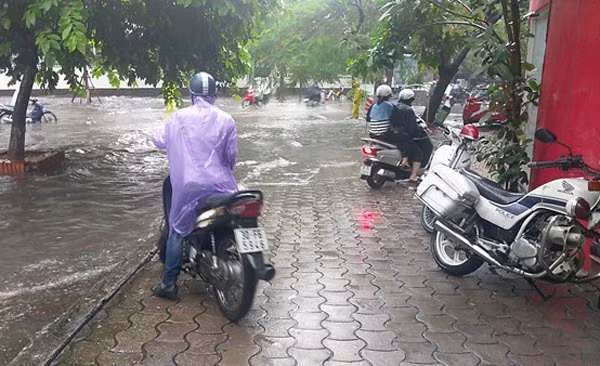 Bão số 2 gây mưa lớn, nhiều tuyến phố trung tâm Hà Nội lại ngập nặng ảnh 4
