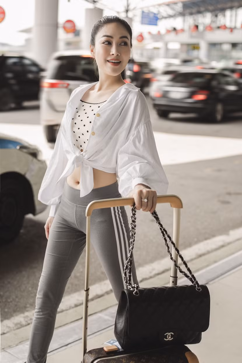 Người đẹp xứ Thanh mang 50kg trang phục tham dự LHP Cannes ảnh 3