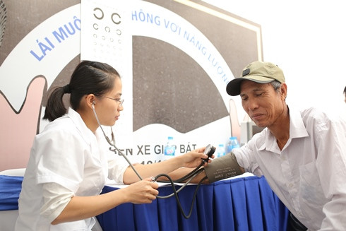 Gần 800 lái xe được khám và tư vấn sức khỏe miễn phí ảnh 2