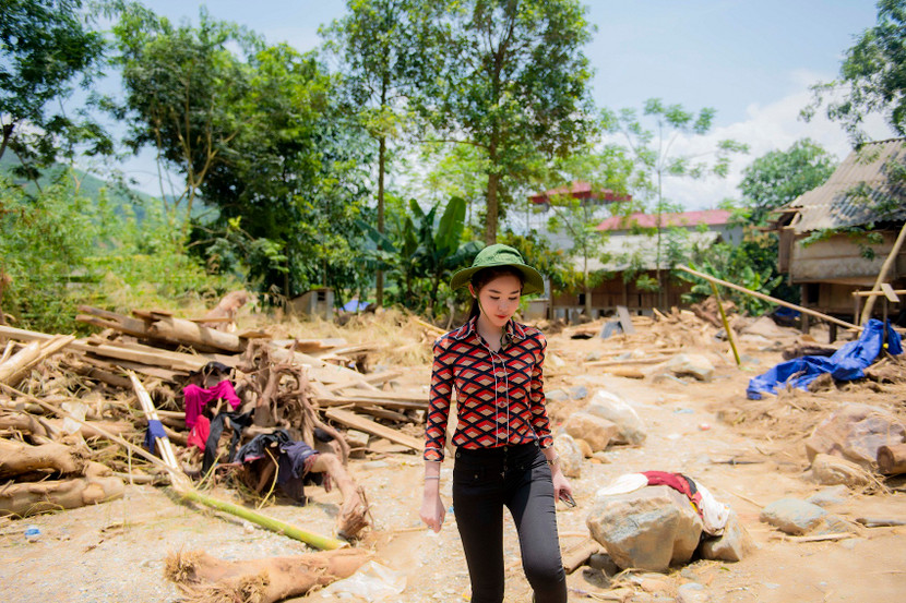 Lê Âu Ngân Anh vượt rừng thăm bà con vùng lũ ảnh 7