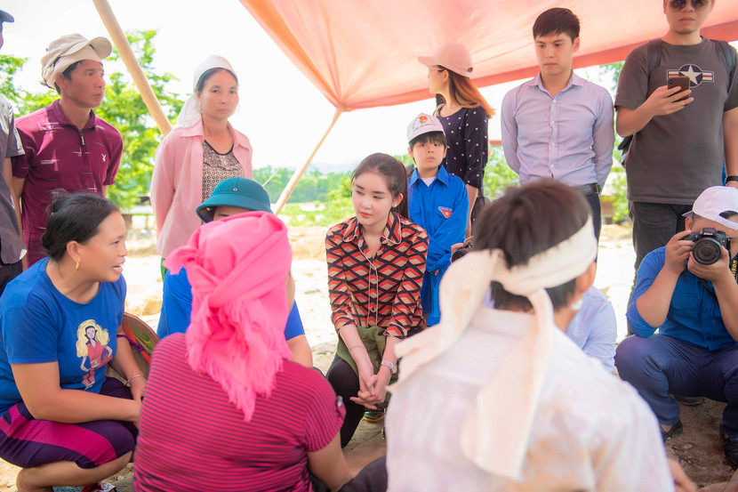 Lê Âu Ngân Anh vượt rừng thăm bà con vùng lũ ảnh 10