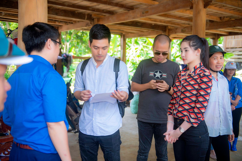 Lê Âu Ngân Anh vượt rừng thăm bà con vùng lũ ảnh 13