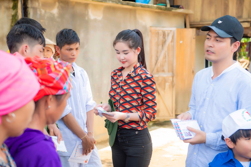 Lê Âu Ngân Anh vượt rừng thăm bà con vùng lũ ảnh 5