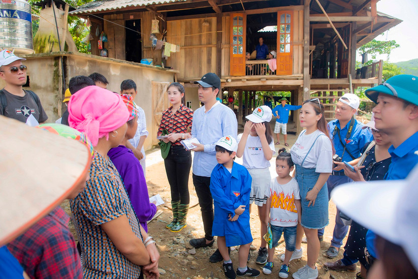 Lê Âu Ngân Anh vượt rừng thăm bà con vùng lũ ảnh 11