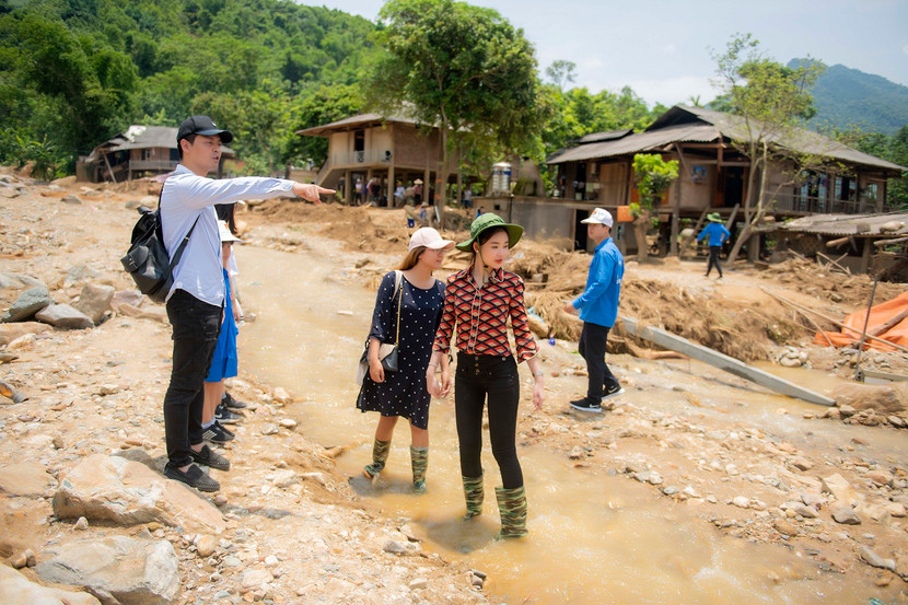 Lê Âu Ngân Anh vượt rừng thăm bà con vùng lũ ảnh 2