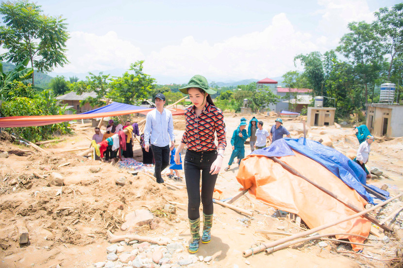 Lê Âu Ngân Anh vượt rừng thăm bà con vùng lũ ảnh 1