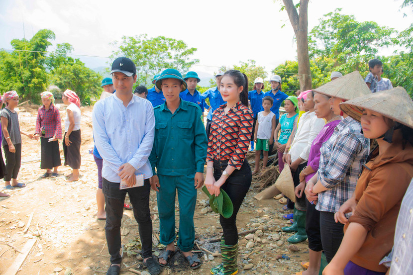 Lê Âu Ngân Anh vượt rừng thăm bà con vùng lũ ảnh 12