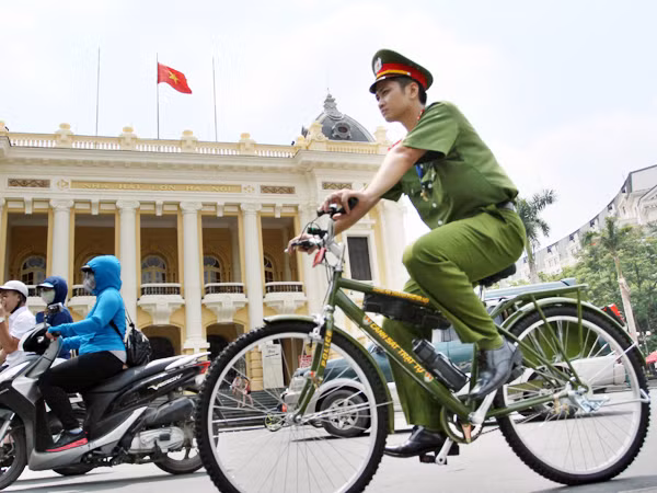 Xe đạp đặc chủng Công an Hà Nội xuống phố ảnh 13