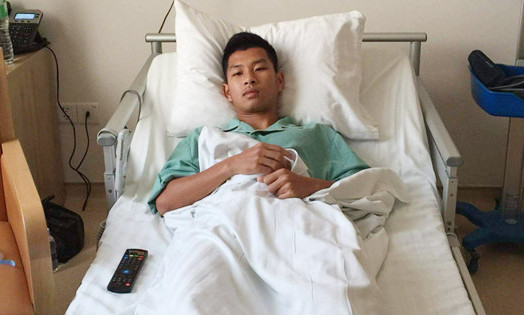 Tiền vệ Trùm Tỉnh gãy xương sườn, may mắn không dập phổi ảnh 1