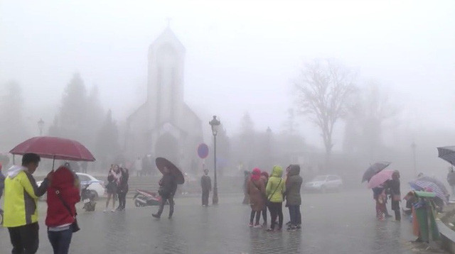 Bất chấp mưa rét, lượng khách du lịch đổ về Sa Pa đón Tết dương lịch vẫn tăng cao ảnh 1