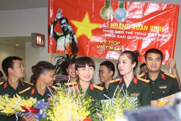 Sân bay Nội Bài náo nhiệt người đón Nhà vô địch Hoàng Xuân Vinh ảnh 2