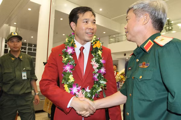 Sân bay Nội Bài náo nhiệt người đón Nhà vô địch Hoàng Xuân Vinh ảnh 5