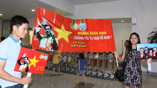 Sân bay Nội Bài náo nhiệt người đón Nhà vô địch Hoàng Xuân Vinh ảnh 1