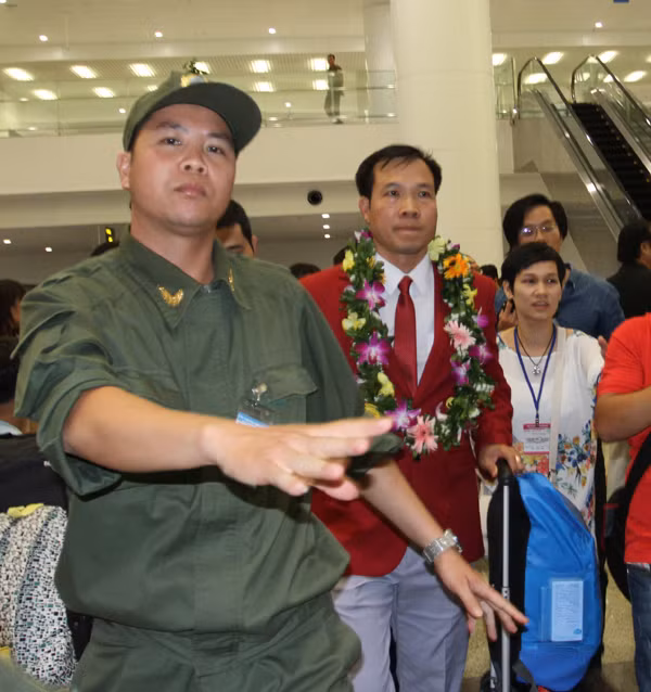 Sân bay Nội Bài náo nhiệt người đón Nhà vô địch Hoàng Xuân Vinh ảnh 10